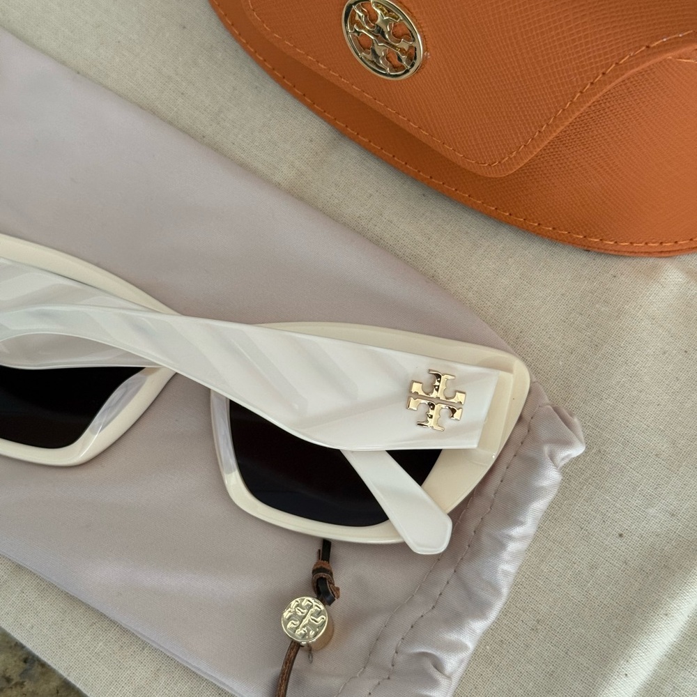 New Tory Burch cat eye  Sunglasses with Gold Accents - Picture 5 of 7